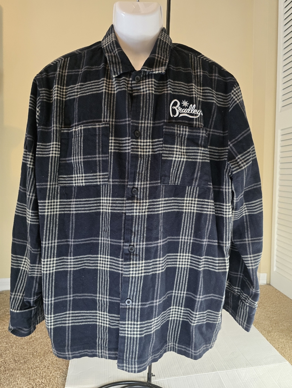 Netflix Stranger Things No Boundaries Bradley’s Big Buy Plaid Flannel Mens XL